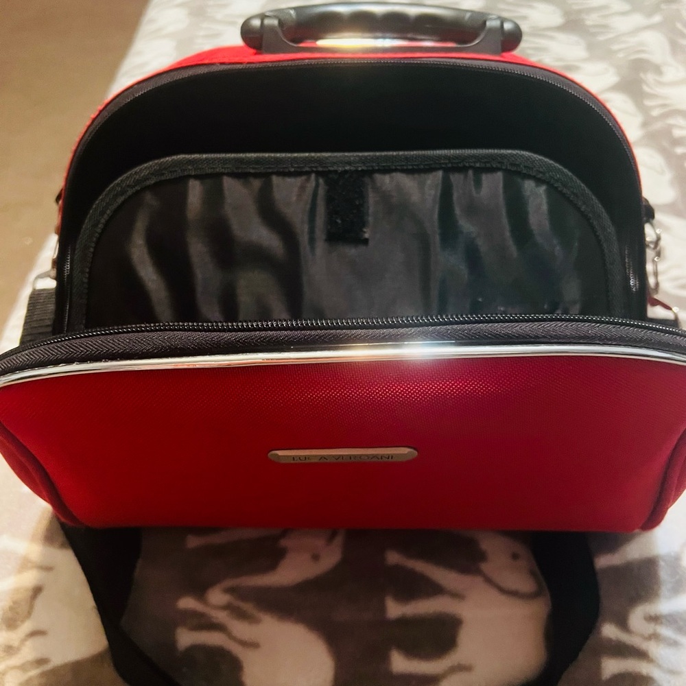 Travel Bag with Hard-Shell Design and Handle. Very stylish.Red vibrant color 🎒👝